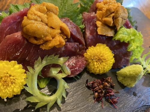 Horse sashimi topped with sea urchin ~Uniku~ (1 serving)