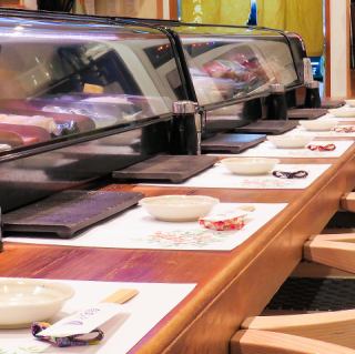 【カウンター席】目の前で握るお寿司は、新しい味わいとの出会いに幸せを感じ、喜んで頂ける。そんな一品に仕上がりました。お客様の多様なニーズにお応えすべく心を込めて調理・接客致します！何なりとお申し付けください。