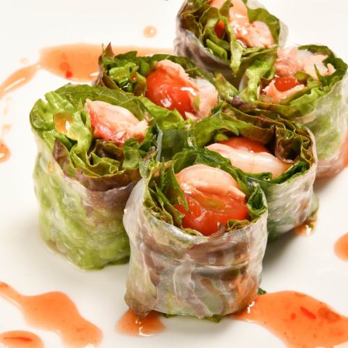 Raw spring rolls with shrimps and vegetables