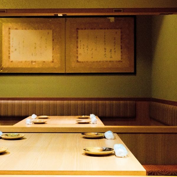 都会の喧騒を忘れてしまう個室席は2名様からご利用可能！10～20名様の小規模な団体個室もご用意しております。周囲に気兼ねなくお寛ぎいただけるプライベート個室は、カップルや接待だけでなく、お勤め先や仲の良い同僚と飲み会・各種宴会など様々なシーンにおすすめ。人気席のため早めのご予約をお勧め致します。