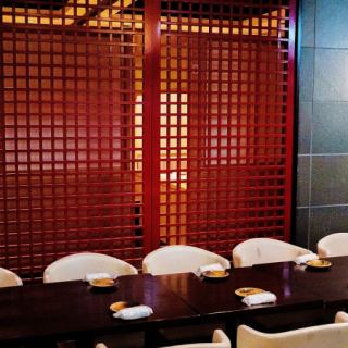 12名様でご利用いただけるテーブル席は、小規模な飲み会や宴会におすすめのお席です。ゆったりと足を伸ばしてお寛ぎいただきながら、当店自慢の逸品料理や豊富なドリンクをお楽しみ下さい。飲み放題が付いた宴会も◎気軽な飲みの場や、宴会にもお使いいただけるお得なクーポンを多数ご用意しております。