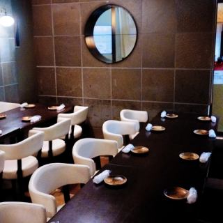 30名様までの団体様もプライベート個室席へご案内可能です！当店自慢の料理やお酒をお楽しみ下さい。飲放題付きの宴会プランも各種ご用意しており、コース値引きなどお得なクーポン券もご利用いただけます。ビジネスシーンでの宴会などにおすすめです。