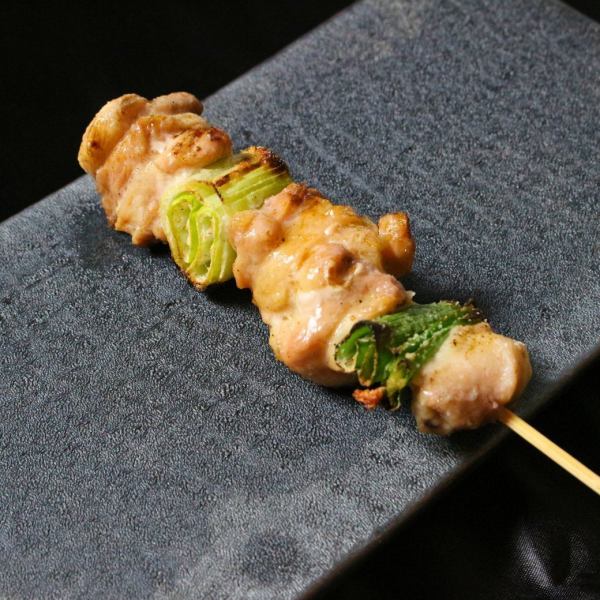 【美しさとボリューム感が共存する】ずっしりと重さを感じるほどの大きさ。西鶏球喰の「焼き鳥」　200円～