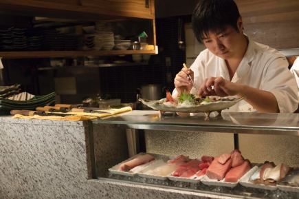 主厨推荐的9500日元套餐，包含2小时无限畅饮