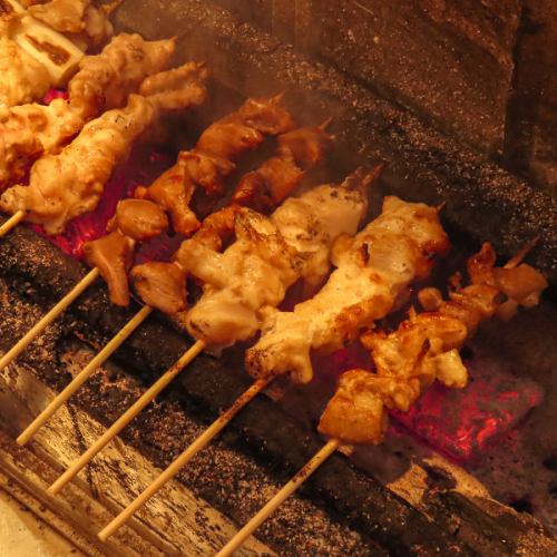 焼き鳥は炭火でじっくり。