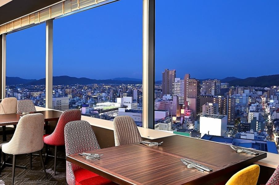 【美しい夜景×記念日・誕生日♪】誰もが憧れる非日常空間での特別なお食事を、当店で叶えませんか？大人気の窓際のお席は夜景を一望でき、太陽が沈むにつれて空の色が深まり、星空や夜景の輝きに歓声が上がります☆大切な方との記念日デート・女子会でのご友人のお誕生日祝い・ご家族のお祝い事などにも大変オススメです◎