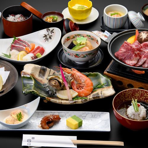 Enjoy a kaiseki meal featuring an abundance of seasonal ingredients. The head chef will create and prepare a menu that reflects the changing seasons.