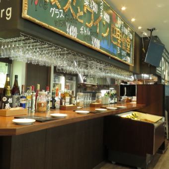 フォトジェニックなバーカウンターはサク飲みに最適！ボトルワイン・泡・日本酒・オリジナルカクテルなど、豊富にドリンクメニューをご用意しています。ワインはなんと約90種類！是非ご利用くださいませ。
