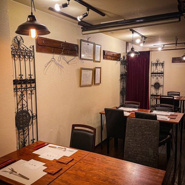 お一人さまでもお愉しみ頂けるカウンターはもちろん、店内手前にはテーブルデート席もございます。日々の喧騒から逃れ大人が集う空間ならではの温かい雰囲気で…美酒・美肴に包まれる空間です