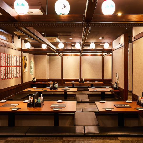 【喫煙可能エリアも広々と使えます♪】　ロールスクリーンで仕切られた喫煙席は半個室としてもご利用いただけます。また、仕切りを外して最大60名様までのご利用もできますので会社やご友人同士でのご宴会などに最適♪