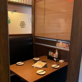 仕事帰りにふらっと立ち寄れるカジュアルな雰囲気が魅力◎6名様がけ、4名様がけのテーブル席でゆったりおくつろぎください。程よいプライベート感が楽しめるボックス席もございますので、ご希望はお気軽にどうぞ！※ご希望に添えない場合もありますので、事前のご予約がおすすめです。