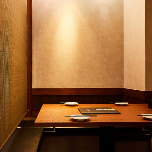 スクリーンで仕切ることのできる個室席です！