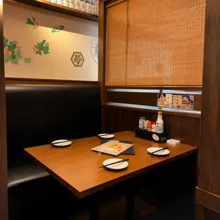 仕事帰りにふらっと立ち寄れるカジュアルな雰囲気が魅力◎6名様がけ、4名様がけのテーブル席でゆったりおくつろぎください。程よいプライベート感が楽しめるボックス席もございますので、ご希望はお気軽にどうぞ！※ご希望に添えない場合もありますので、事前のご予約がおすすめです。