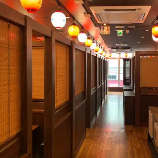 天井が高く、広々とした店内は開放的抜群！2名様から最大40名様程度までご着席可能なテーブル席をご用意しております。会社の同僚との飲み会や女子会、ご家族でのお食事など、様々なシーンでご利用ください。