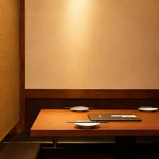 スクリーンで仕切ることのできる個室席です！