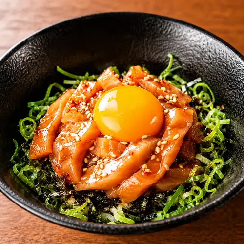 サーモンユッケ丼