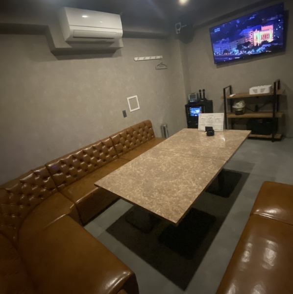 ちょうどいい人数、座れます♪ソファーのボックス席は2名様～最大8名様OK♪常に歌いたい放題！！飲み放題のコースもございます！