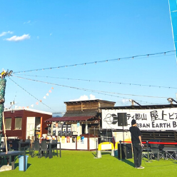 広々とした全面芝生の屋上ビアガーデンでBBQ！