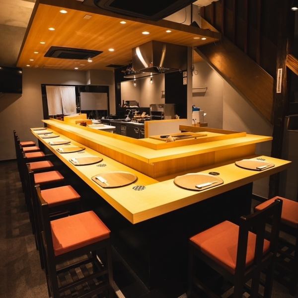 The exterior and interior have an air of luxury, but you can feel free to come and visit us♪ Our chefs will make each sushi one by one in front of the counter, and we are recommended for solo diners, dates, or after work occasions◎ There are 9 seats at the counter, so you can feel free to come and visit us alone.