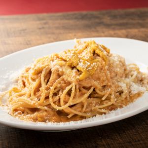 Tomato cream spaghetti with raw sea urchin