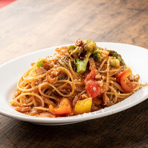 Spaghetti with bacon and various vegetables in tomato sauce