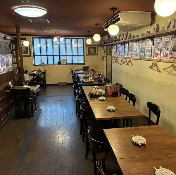 【人形町駅徒歩すぐ】活気あふれる店内は全95席を完備！カウンター席で1人飲みから大人数の団体様でのご宴会・各種打ち上げも大歓迎です。名物の絶品もつ焼きとお酒を囲み、ワイワイ賑やかに楽しめる空間が魅力！仕事帰りのサク飲みから季節の大宴会まで、人形町で大人数宴会をお探しならぜひ当店にお任せください！