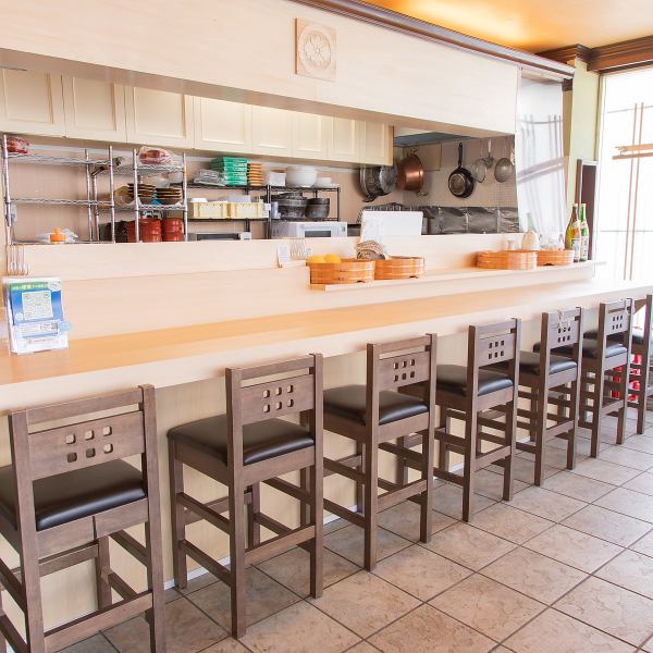 職人の手仕事を間近で眺められるカウンター席は7席限定。料理が仕上がる瞬間をライブ感覚で楽しめる特別な空間です。お一人様でふらっと立ち寄るのもよし、接待で会話を交えながら料理を味わうのも最適。目の前で繰り広げられる技と旬の食材の香りが、割烹ならではの臨場感を演出します。