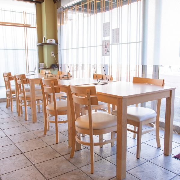 2名掛けテーブルが4卓あり、誕生日や記念日など特別な時間を過ごすのにぴったり。木の温もりに包まれた落ち着いた空間で、ゆったりと食事を楽しめます。少人数での利用に最適で、親しい人との会話も弾む雰囲気。肩肘張らずに和食を味わえる安心感があり、大切なひとときを心地よく彩ります。