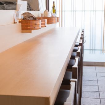 7席限定のカウンターは、職人の手仕事を目の前で眺められる特等席。料理が仕上がる瞬間をライブ感覚で楽しめる臨場感が魅力です。お一人様で気軽に立ち寄るのも良し、接待で会話を交えながら料理を味わうのも最適。旬の食材が香り立つ空間で、割烹ならではの贅沢なひとときをお過ごしください。