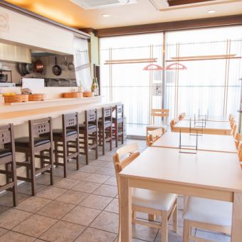 店内全体は木目調で統一され、温かみのある雰囲気が広がります。少人数での集まりや女子会にぴったりのアットホームな空間で、肩肘張らずに和食を楽しめるのが魅力。落ち着いた照明と木の質感が心地よく、特別な日だけでなく日常のひとときにも寄り添います。居心地の良さが来店のきっかけになる空間です。