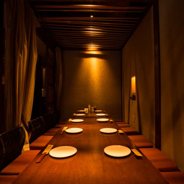 The private room can accommodate up to 12 people! Linen curtains and bamboo partitions create a cozy atmosphere!The sunken kotatsu seats can seat 14 to 16 people, and when connected to the tatami room, it can seat up to 26 to 28 people.
