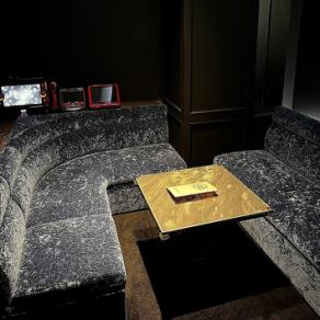 개인실은 2 명 ~ 8 명으로 이용이 가능합니다! 개인실에 노래방도 완비하고 있으므로 부디 다트와 함께 노래방도 즐겨주세요 ♪