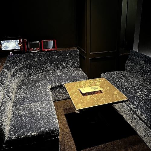 개인실은 2 명 ~ 8 명으로 이용이 가능합니다! 개인실에 노래방도 완비하고 있으므로 부디 다트와 함께 노래방도 즐겨주세요 ♪