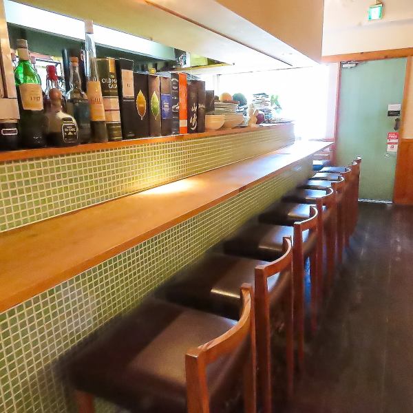 [Conveniently located near the station! Stop by after work] Approximately 4 minutes walk from the Meitetsu Tokoname Station exit.Conveniently located near the station, it's easy to drop in after work.There are 10 seats at the counter, and the atmosphere is appealing, even for solo diners.Do you want to relax after a hard day's work?