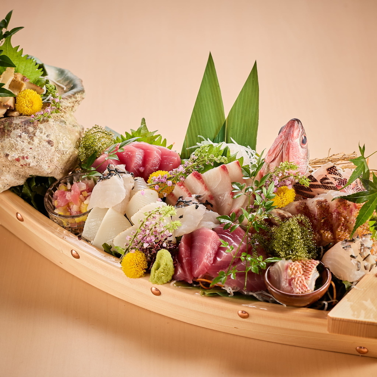 名物うおたむ丸船盛りは鮮度抜群です!海鮮好き必食のメニュー◎