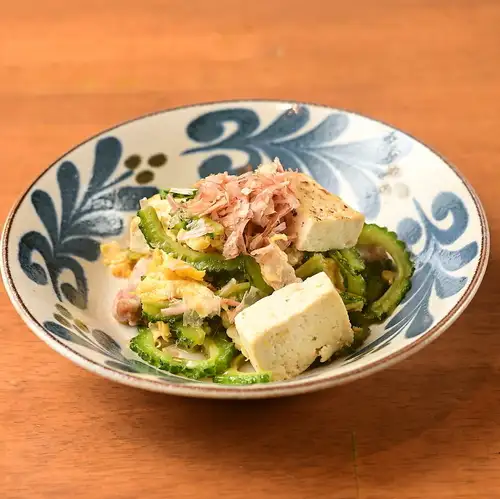 伝統のやちむんと沖縄料理