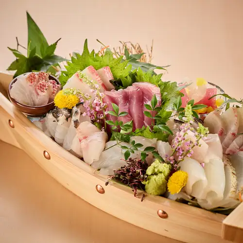 名物うおたむ丸船盛りや沖縄の新鮮な魚介を存分に堪能♪