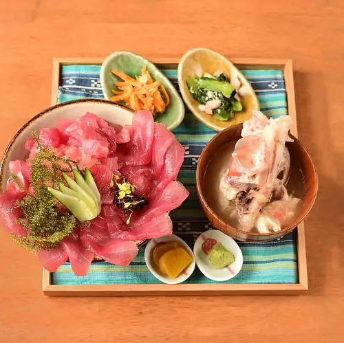 【恩納村で絶品ランチ】新鮮な海の幸を贅沢に堪能できる美らマグロ丼で至福のひとときをどうぞ