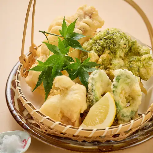 【沖縄の味を存分に堪能】こだわりのやちむん皿でご提供する沖縄てんぷら盛り合わせは必食の逸品です