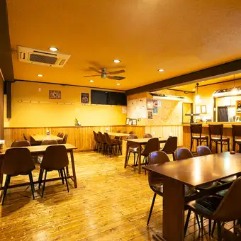 ゆったり座れる6名掛けのテーブル席は、会社の歓送迎会や各種飲み会、二次会など、大人数でワイワイ盛り上がりたい集まりに最適です◎4卓並べての使用もできるため、様々な規模の宴会に柔軟に対応可能!広々としたテーブルで、当店自慢のチーズ料理や豊富なお酒を囲みながら、最高のひとときをお過ごしください♪