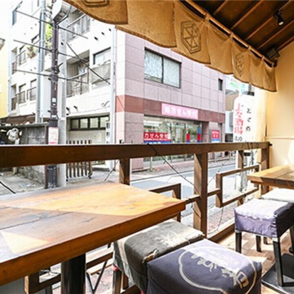 風が心地よく抜けるテラス席はペットと一緒に楽しめる癒し空間★5名様以上なら貸切OKで大人数にも使いやすいのが魅力です♪外の空気を感じながらゆったり過ごせる雰囲気自慢のスペースで、食事も会話も弾む時間が広がります★気軽に立ち寄れる心地よさが嬉しいポイントです♪特別なひとときをゆったり満喫できます♪