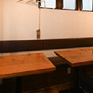 店内にはテーブル席を5つご用意しており、ゆったり落ち着ける雰囲気が広がっています♪友人との食事や仕事帰りのちょい飲みに使いやすく、気軽に立ち寄れる心地よさが魅力★ほどよい距離感でくつろげる空間で、自然と会話も弾むひとときをお過ごしいただけます。ゆるやかに満ちる安らぎの時間をぜひ！心和む瞬間を★