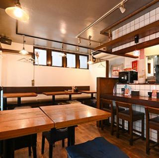 店内は最大25名様まで利用でき、15名様から貸切も可能です♪気軽な集まりや会社の宴会まで幅広く対応できる使いやすい広さが魅力★落ち着いた店内でゆったり過ごせるため、仲間との時間を大切にしたい方にもぴったりです！温かな雰囲気に包まれる貸切空間で心ほどけるひととき。穏やかな時間が流れる場所で、特別な瞬間！