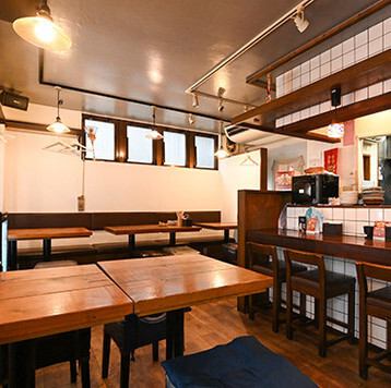 店内は最大25名様まで利用でき、15名様から貸切も可能です♪気軽な集まりや会社の宴会まで幅広く対応できる使いやすい広さが魅力★落ち着いた店内でゆったり過ごせるため、仲間との時間を大切にしたい方にもぴったりです！温かな雰囲気に包まれる貸切空間で心ほどけるひととき。穏やかな時間が流れる場所で、特別な瞬間！