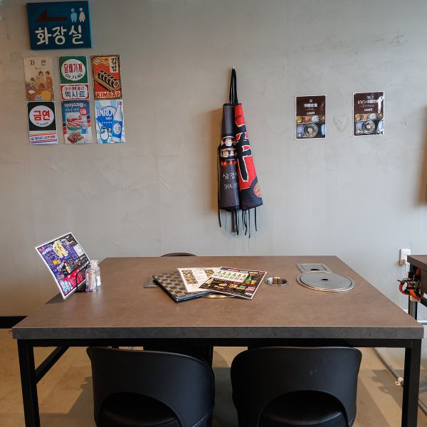 広々としたテーブル席は、女子会やグループでのご宴会にぴったりのスペースです。現地の食堂を思わせるインテリアや食器にも注目しながら、ご友人同士で賑やかにお過ごしください。こだわりのつまった内装が気分を盛り上げ、本格的な韓国料理を囲みながら会話も弾みます。中人数での楽しい食事会も是非お任せください！