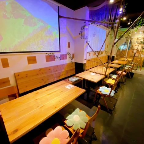 The table seating can accommodate up to 20 people, making the space ideal for private parties, moms' meetings, and girls' nights out.When renting the venue exclusively, it can accommodate up to 40 people, and simple microphones and projectors can be used free of charge, so you can project your favorite videos and photos.There is even a dart board behind the screen.Please feel free to contact us.