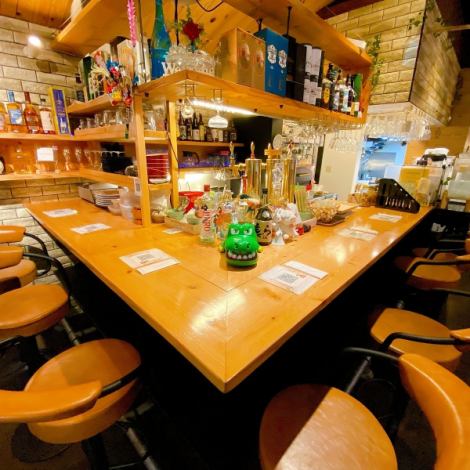 You are also welcome to have a quick drink at the counter seats.We also provide alcohol and snacks at all times, and you can even keep bottles, so solo diners are welcome!