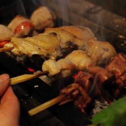 炭火でじっくり焼き上げた朝締め鶏の新鮮な焼き鳥をご堪能あれ！