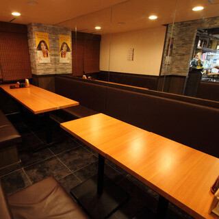 宴会個室は10名様～ご利用可能！メインのテーブル個室は仕切りの入れ方でレイアウトを変更できるため、少人数のグループ利用から大人数の団体様まで、様々な人数に対応できます。テーブル席は35名様、座敷席は40名様までOK！会社宴会、打ち上げ、コンパ、懇親会など、大小宴会は当店にお任せください♪