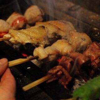 素材にこだわりアリ！朝締め鶏のジューシーな絶品焼き鳥を提供。リーズナブルに132円(税込)～ございます☆